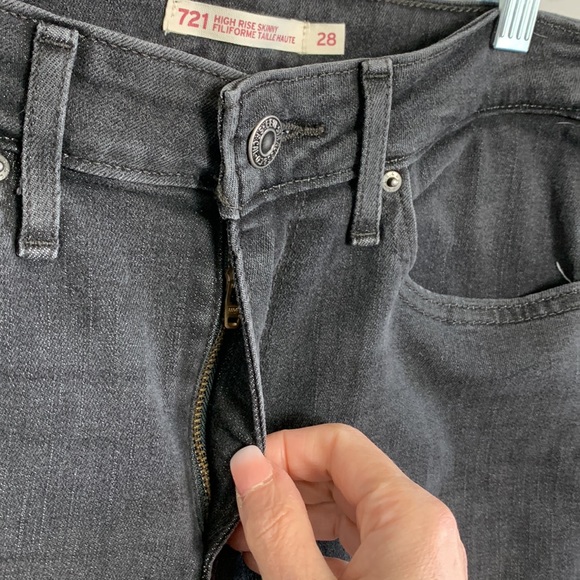 Levi’s 721 High Rise Skinny with Bow Ankle - Picture 5 of 12